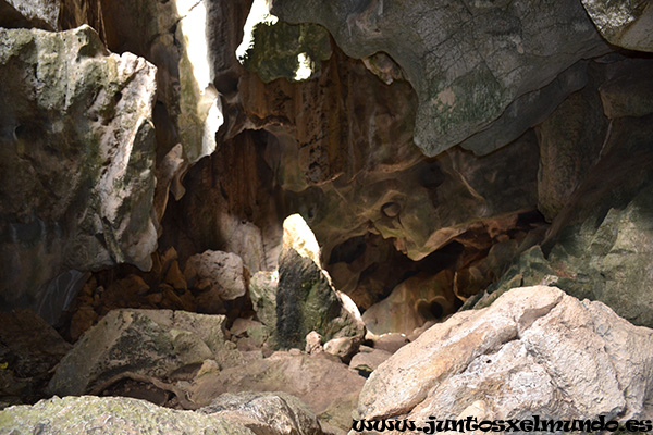 Phnom Chhngok Cave Temple 4