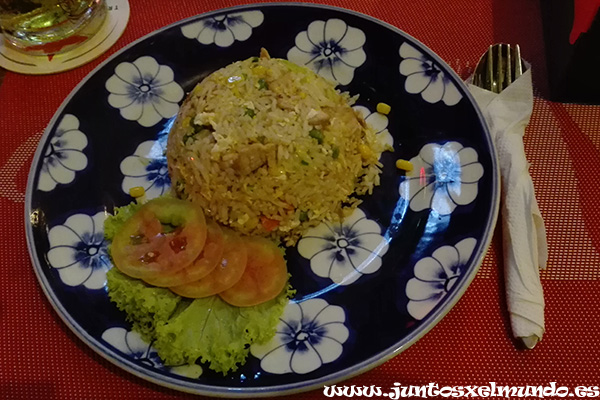 Arroz frito con pollo