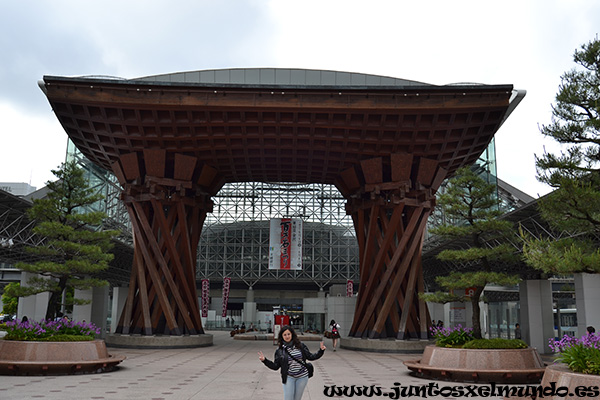 Torii estacion Kanazawa 1