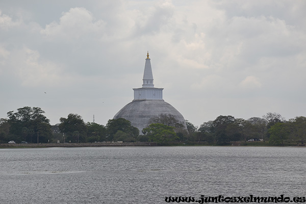 Lago ruinas Anuradhapura 1
