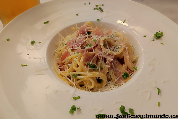 Cena en pizzería Zeneli