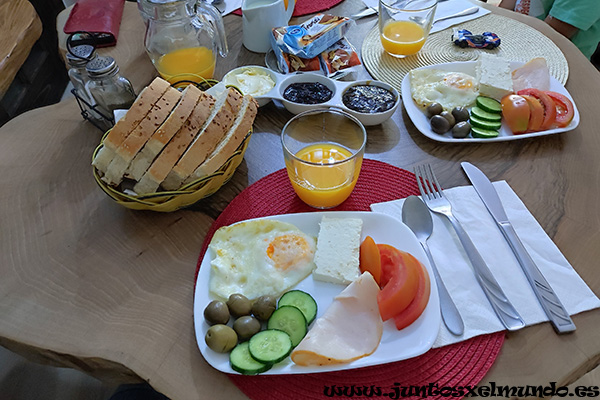 Desayuno en hotel Omer