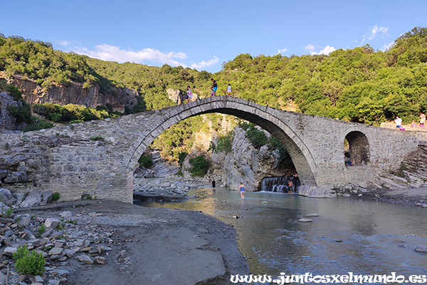Puente otomano de Kadiut y termas de Banjat e Benjës