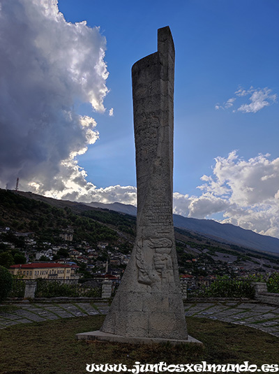 Gjirokastra - Obelisco