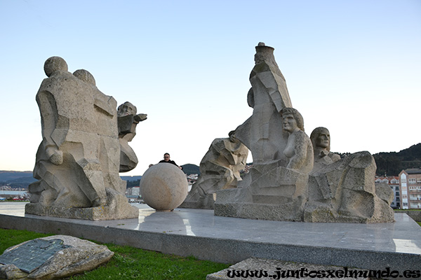 Baiona Monumento encuentro entre dos mundos