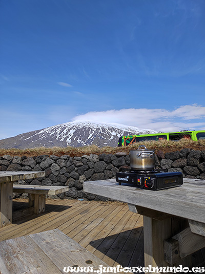 Comiendo con vistas a Saefellsjokull